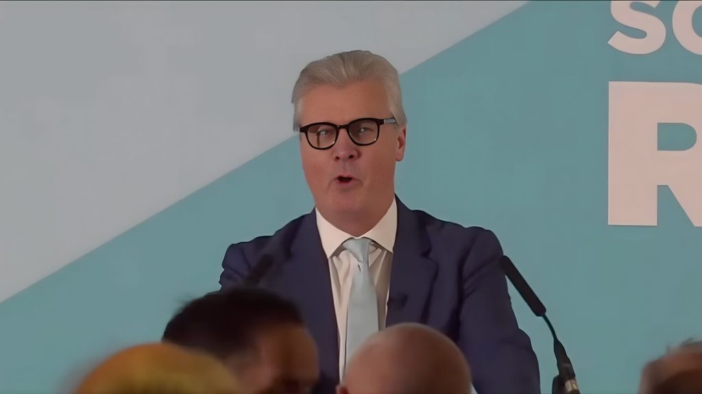 Lord Offord Defects to Reform UK as Farage Ducks Racism Questions at Falkirk Rally