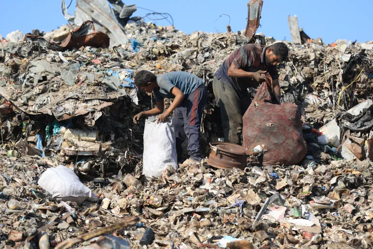 People in Gaza City spend hours in a rubbish dump [Dawoud Abo Alkas/Anadolu via Al-Jazeera]